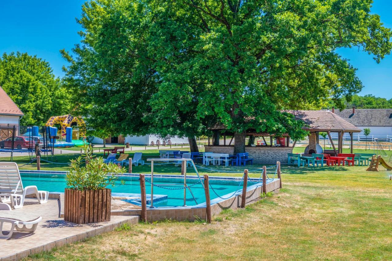 Zichy Park Hotel Bikács Esterno foto