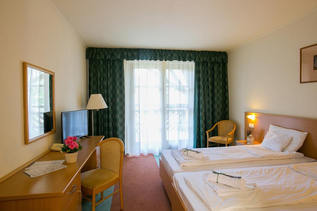 Zichy Park Hotel Bikács Esterno foto