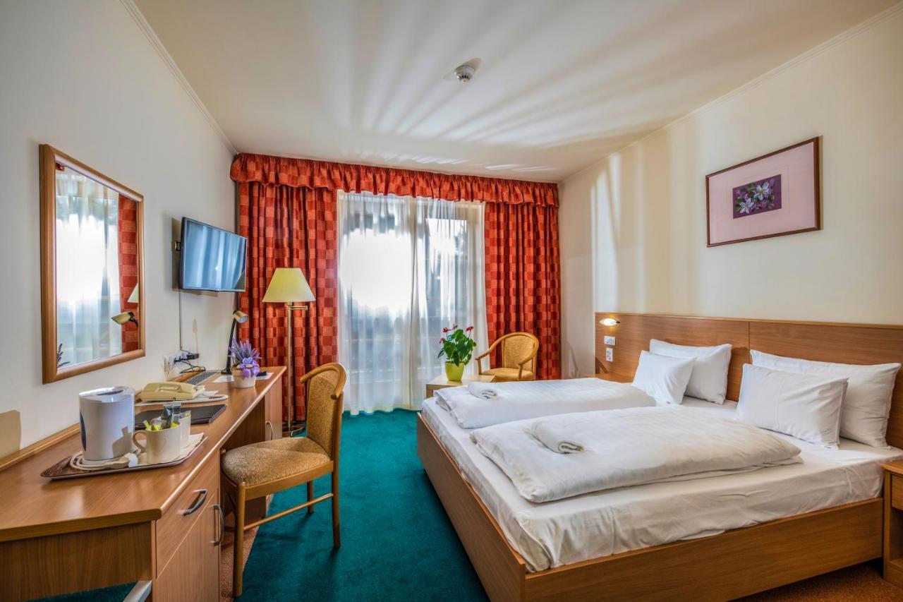 Zichy Park Hotel Bikács Esterno foto